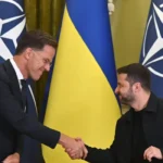 Зеленський тисне руку генсеку НАТО на саміті альянсу