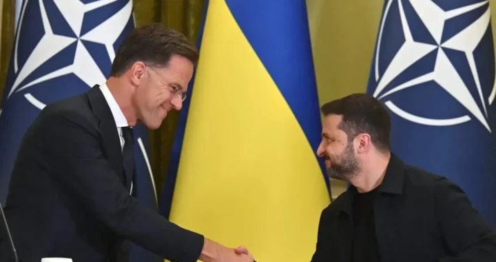 Зеленський тисне руку генсеку НАТО на саміті альянсу