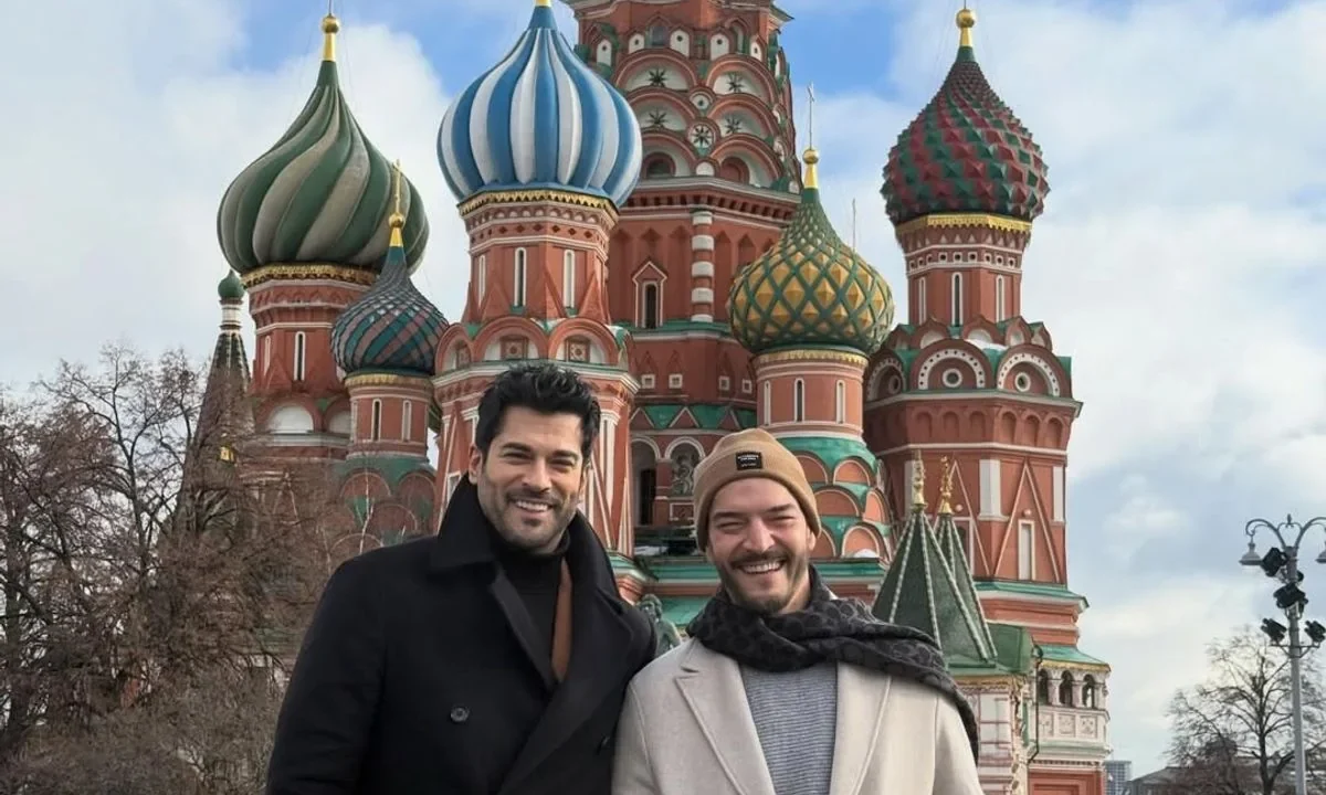 Блогер Алек Надірян з другом на Червоній площі в Москві