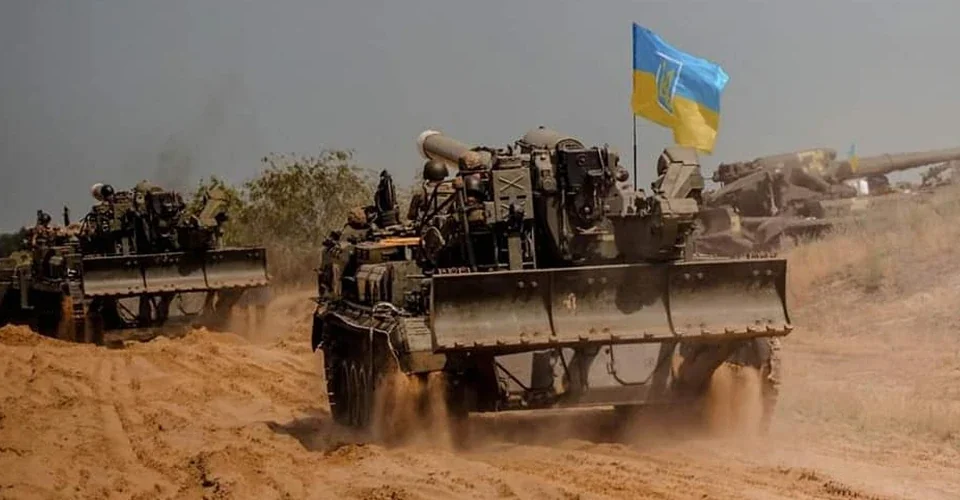 Украинские бронемашины с флагами наступают на Днепропетровщине