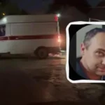 Нічна вулиця з білим фургоном швидкої, рятувальниками та круглим портретом чоловіка