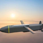 Сіра крилата ракета Storm Shadow у польоті над хмарами на тлі сонця