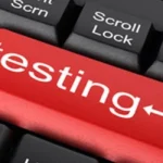 Червона клавіша testing на чорній клавіатурі комп'ютера