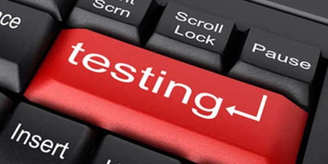 Червона клавіша testing на чорній клавіатурі комп'ютера