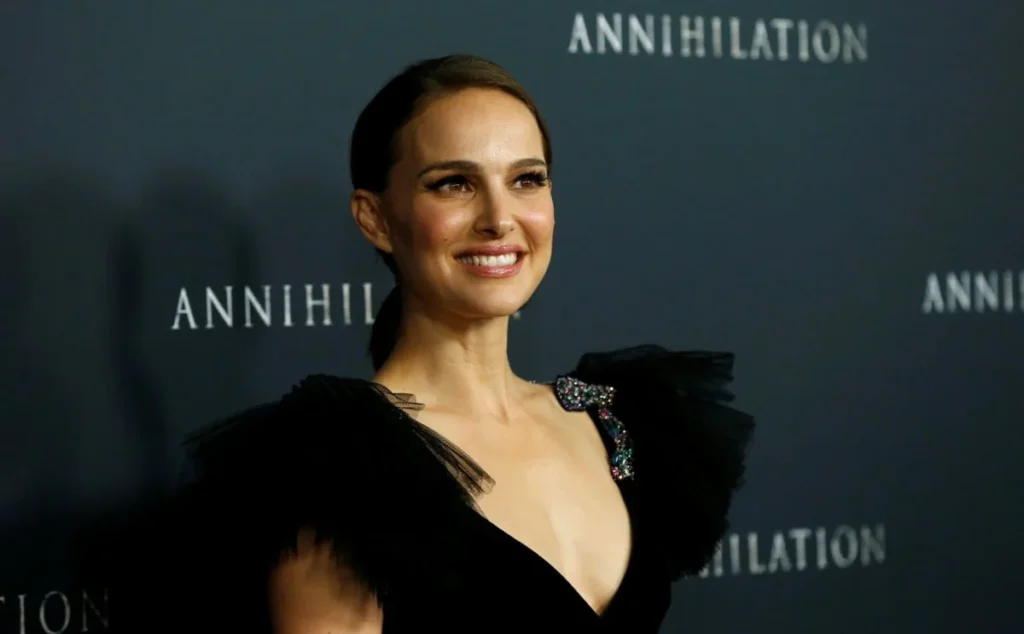 Наталі Портман усміхається на премєрі Annihilation у чорній сукні з пірям