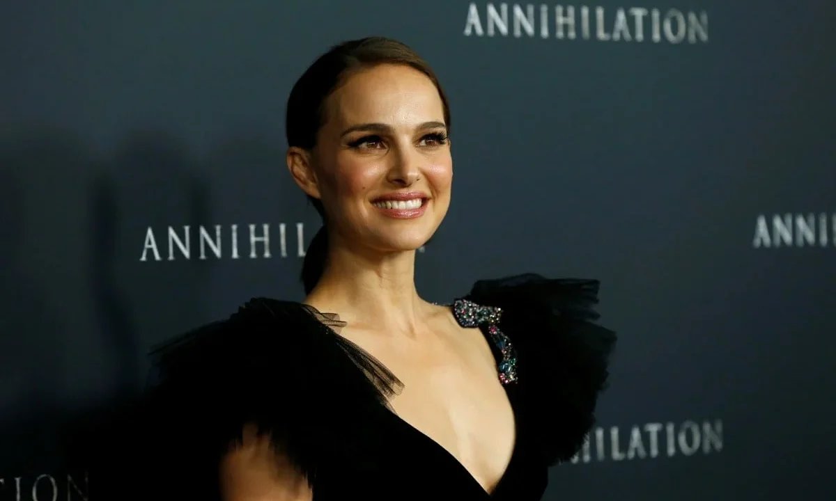Наталі Портман усміхається на премєрі Annihilation у чорній сукні з пірям