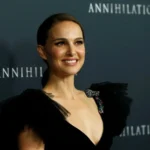 Наталі Портман усміхається на премєрі Annihilation у чорній сукні з пірям