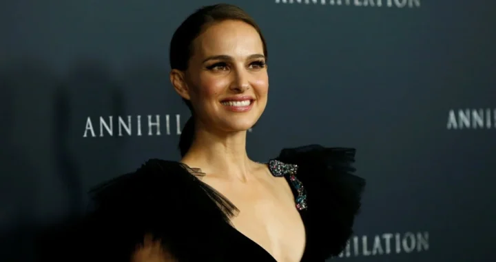 Наталі Портман усміхається на премєрі Annihilation у чорній сукні з пірям