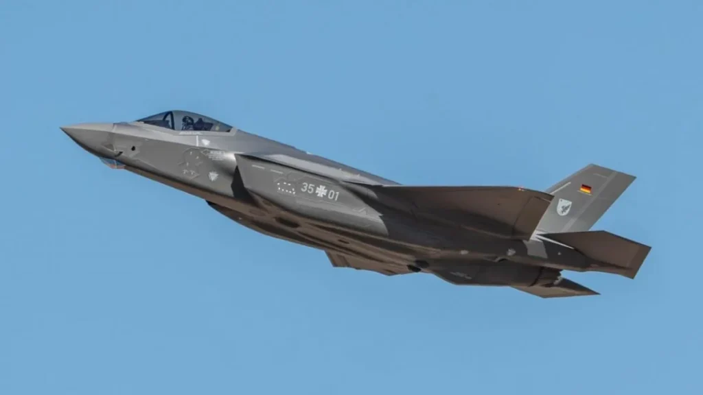 Сірий винищувач F-35A з німецьким прапором і номером 35+01 летить у небі