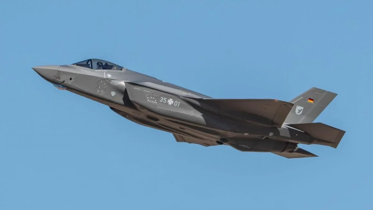 Сірий винищувач F-35A з німецьким прапором і номером 35+01 летить у небі