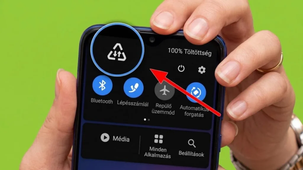 Рука тримає смартфон Samsung з панеллю налаштувань і виділеним трикутником зі стрілками