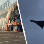 Обгорілий фасад ТЦ Епіцентр у Миколаєві та чорний ударний дрон у небі